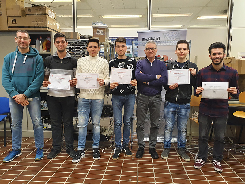 Foto con studenti appena certificati