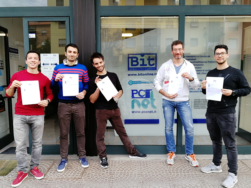 Foto con studenti appena certificati